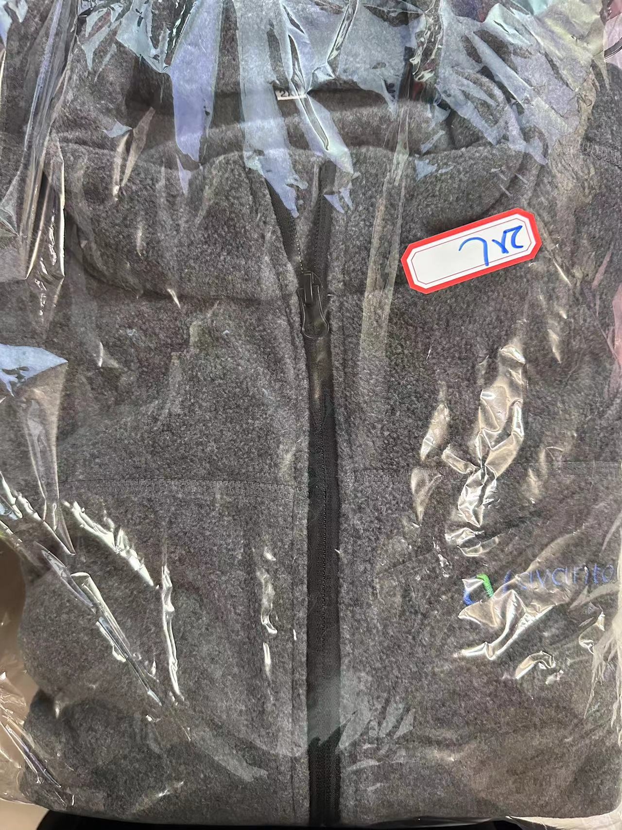 抓绒外套灰色